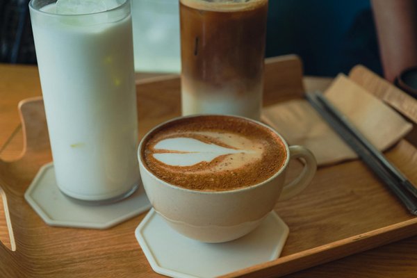 10 Erreurs Courantes à Éviter Lorsqu'on Se Maquille les Yeux pour un Regard Parfait