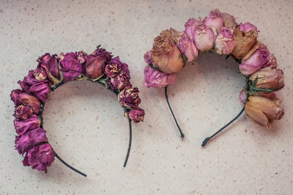 Accessoires floraux : du headband au bijou pour une élégance naturelle